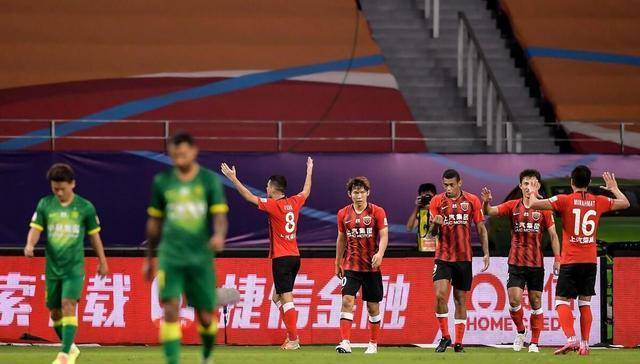 意甲尤文补时争议绝杀AC米兰，终结对手五连胜登顶引热议