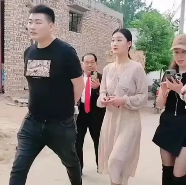 暴雨侵袭致赛程延期，补赛安排引发争议  